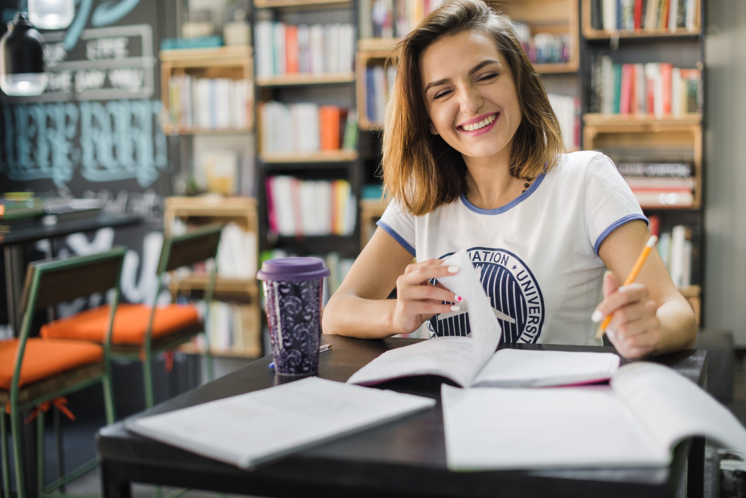 Jovem estuda para fazer o simulado TOEIC