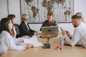 Equipe reunida em sala de conferência, simbolizando colaboração global e como trabalhar no exterior em ambientes corporativos internacionais.