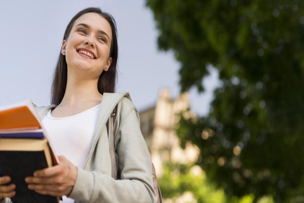 Jovem mulher se preparando para prestar o exame de proficiência em inglês TOEIC Bridge.
