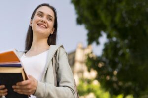 Jovem mulher se preparando para prestar o exame de proficiência em inglês TOEIC Bridge.