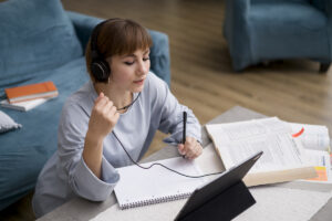 Mulher escuta música enquanto estuda para o toeic 4 skills