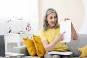 Professora de inglês senior ensina as habilidaes básicas do toeic bridge pontuação