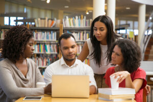 Estudantes de graduação buscam oportunidades de mestrado no exterior​